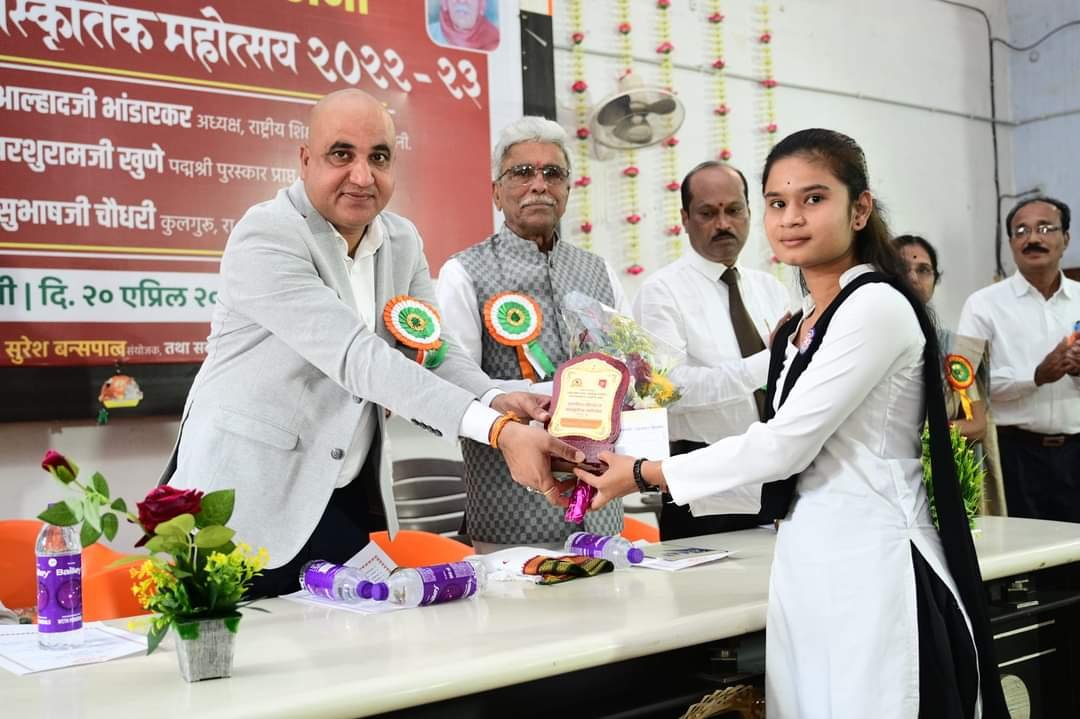 Alhad Bhandarkar distribute award to student